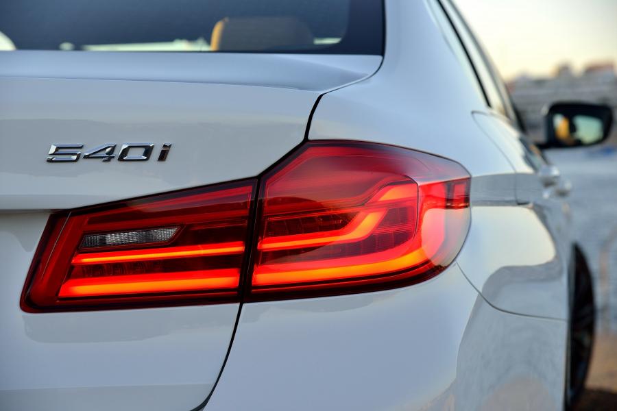Детали экстерьера BMW 540i Sedan M Sport 2017 года  (WW) (фото 6 из 98)